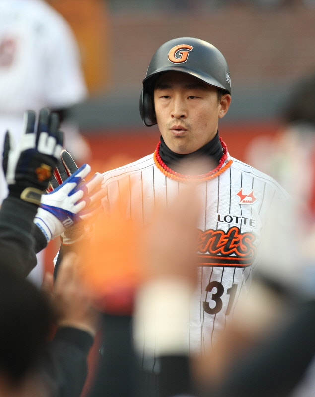 강민호 선수의 희생플라이로 득점에 성공한 손아섭 선수